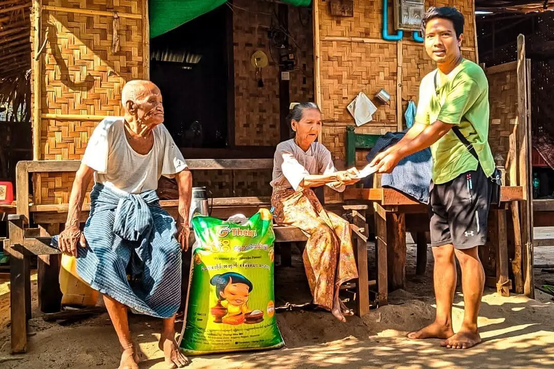 Myanmar - Essensverteilung an Dorfbewohner